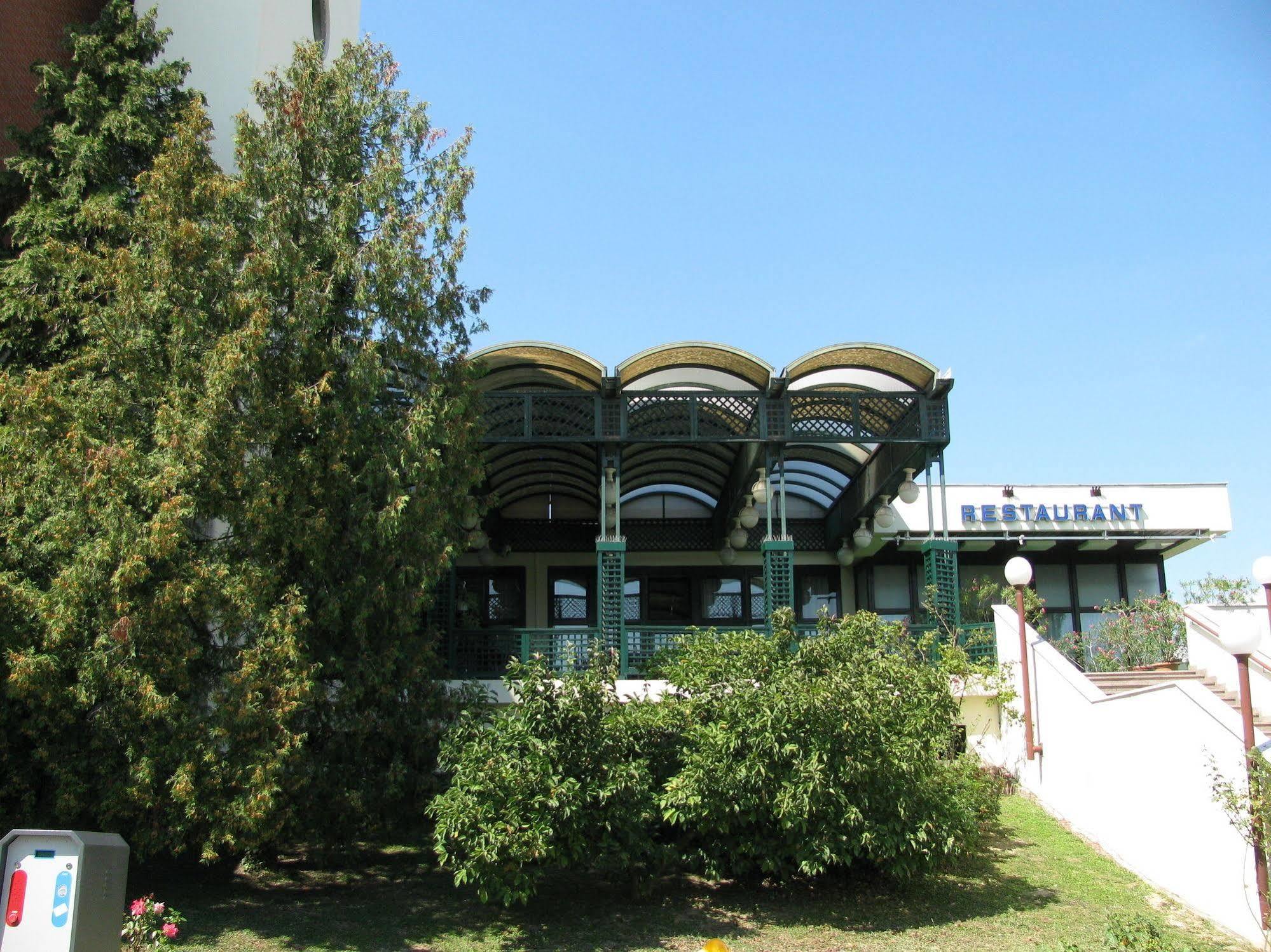 Novi 3*